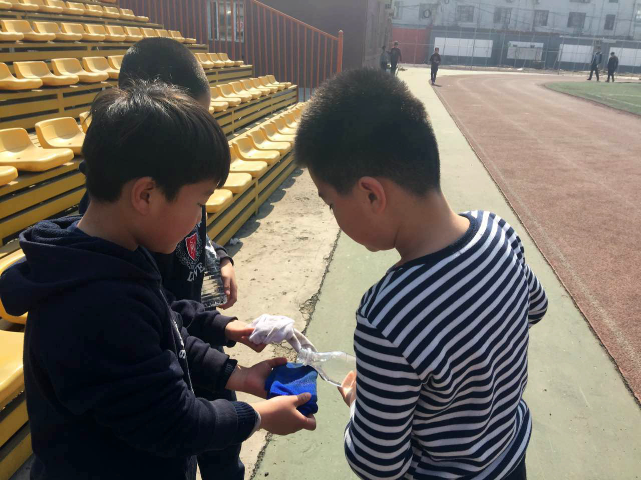擦看台 (1)